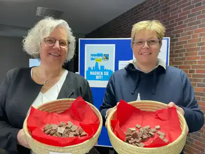 Auch das Projekt &bdquo;Fair-Trade-Town&ldquo; wird vom B&uuml;rgerverein Sande unterst&uuml;tzt, hier Sylke L&uuml;bben (links) und Ute Ro&szlig;kamp vom Vorstand mit fair gehandelter Schokolade.