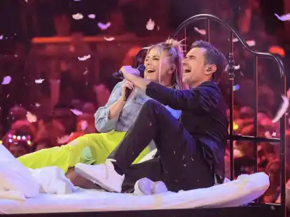 Der Moderator Florian Silbereisen und die S&auml;ngerin Beatrice Egli traten Spekulationen &uuml;ber ein m&ouml;gliches Verh&auml;ltnis mit dem Song &laquo;Das wissen nur wir&raquo; entgegen.