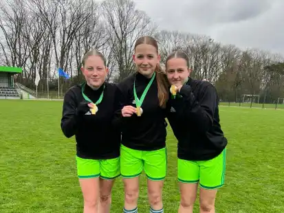 Holten sich mit der NFV-Auswahl den L&auml;nderpokal: Janne Buck, Sanne Albring und Lucy Marleen Minne von den B-Juniorinnen der Sportvereinigung Aurich.