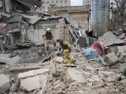 Nach einem russischen Luftangriff begutachten Ersthelfer in Kiew die Sch&auml;den. Mehrere Menschen wurden bei dem Angriff verletzt.