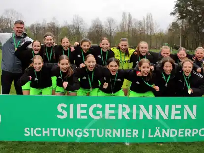 Die U16-Juniorinnen um Lene Blömer (im gelben Torwarttrikot) hatten nach dem Sieg gegen Bayern reichlich Grund zum Feiern.