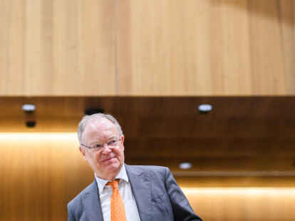 Stephan Weil (SPD), Ministerpräsident Niedersachsens, steht im  Landtag in Hannover