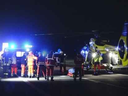 Zahlreiche Rettungskräfte, darunter die Freiwillige Feuerwehr Emstek, waren am Samstagabend bei dem schweren Verkehrsunfall auf der B 72 im Einsatz.