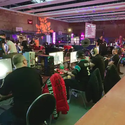 170 Zocker haben sich in Brake bei der LAN-Party des Vereins Total verplant zusammengefunden. Viele Teilnehmende haben mehrere der 31. Auflagen der Veranstaltung mitgemacht. Das denken sie über die vermutlich größte Gaming-Veranstaltung im Nordwesten.