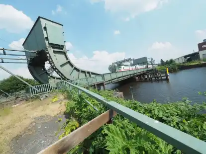 Die Eisenbahnbrücke in Oldenburg gilt nicht erst seit der Kollision in Elsfleth als Nadelöhr.