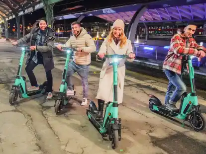 Die J&uuml;nger reisen auf E-Scootern durch die Stadt: Ren&eacute; Casselly, l-r), Joey Heindle, Stefanie Hertel und Timur &Uuml;lker - eine Szene aus &laquo;Die Passion - Die gr&ouml;&szlig;te Geschichte aller Zeiten&raquo;.