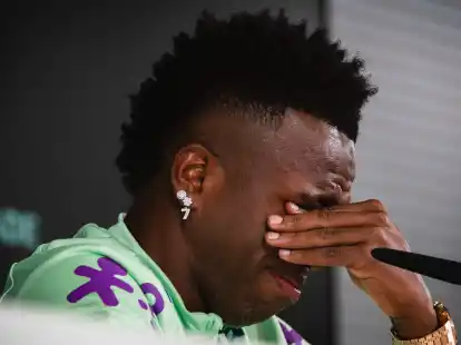 Vinicius J&uacute;nior brach w&auml;hrend einer Pressekonferenz in Tr&auml;nen aus.