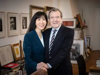 Wer zur Geburtstagsparty des Altkanzlers Gerhard Schr&ouml;der kommt, wei&szlig; nur seine Frau Soyeon Schr&ouml;der-Kim.