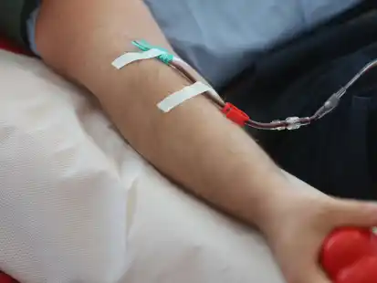&Uuml;ber eine Venenkan&uuml;le wird den Spendern Blut abgenommen.