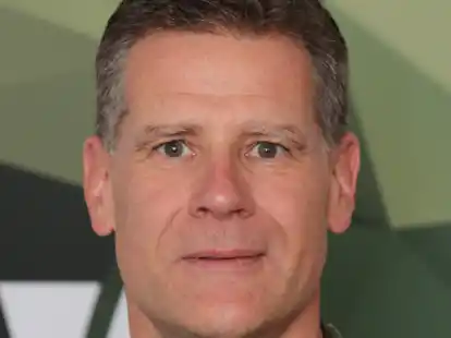 Steht an der Spitze der etwa 800 Soldatinnen und Soldaten der Evenburg-Kaserne in Leer: Kommandeur Oberstarzt Dr. Kai-Siegfried Schlolaut.