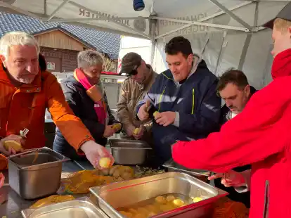 Hier wird geschnippelt und geputzt, um das leckere Essen vorzubereiten.