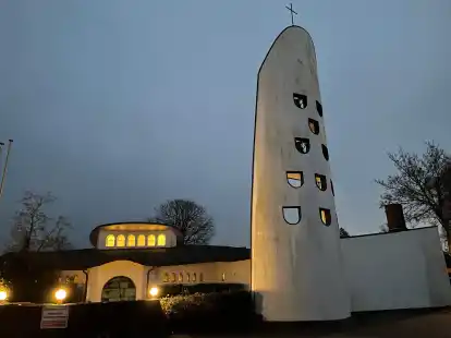Wie ein Fingerzeig gen Himmel: Die katholische Kirche Heilige Dreifaltigkeit in Schortens.