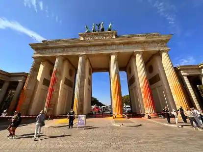 Mitglieder der Letzten Generation bespr&uuml;hten das Brandenburger Tor in Berlin im September vergangenen Jahres mit Farbe.