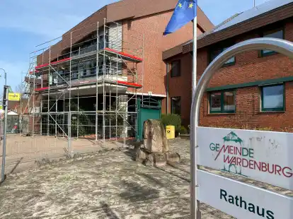 Anfang dieser Woche ist das Wardenburger Rathaus einger&uuml;stet worden. Neben der Fensterfront wird vor allem im Innern, dem gro&szlig;en Ratssaal, alte Bausubstanz modernisiert.