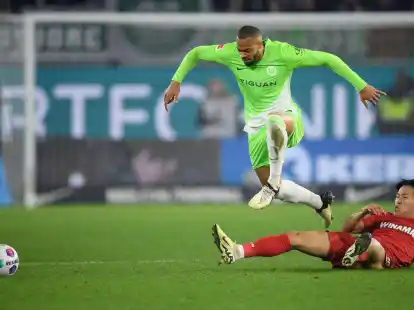 Der Wolfsburger Lukas Nmecha verletzte sich am Oberschenkel.