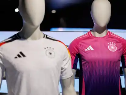 Wurde kontrovers diskutiert: die Farbwahl des neuen Pink und lilafarbenen Ausw&auml;rtstrikots der deutschen Fu&szlig;ballnationalmannschaft (r).