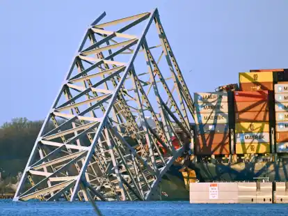 Ein riesiges Containerschiff hat einen der St&uuml;tzpfeiler der Francis Scott Key Bridge gerammt.