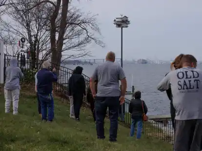 Menschen schauen zu der Ungl&uuml;cksstelle.