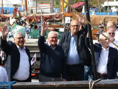 Bundespräsident Frank-Walter Steinmeier (2. von links) ist Schirmherr der Sail 2025. Links von Steinmeier 2021 bei der Eröffnung der Maritimen Tage Oberbürgermeister Melf Grantz, rechts Bremens Bürgermeister Andreas Bovenschulte.