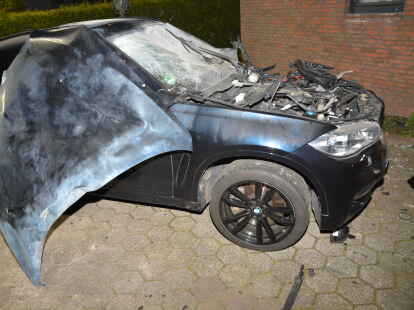 Auto-Explosion in Wittmund: Der BMW des Anschlagsopfers war nach der Detonation nur noch Schrott. Der Drahtzieher der Tat ist in zehn Punkten angeklagt.