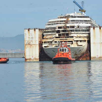 Das Wrack des 290 Meter langen Kreuzfahrtschiffes „Costa Concordia“ wird von Schleppern  ins Dock gezogen. Wird Schiffsrecycling in großem Stil bald auch in den norddeutschen Häfen möglich?