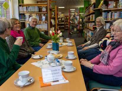 Treffpunkt Bücherei: Hier ist jeder willkommen und eingeladen, sich in einer entspannten Atmosphäre zu unterhalten und neue Gesichter kennenzulernen.