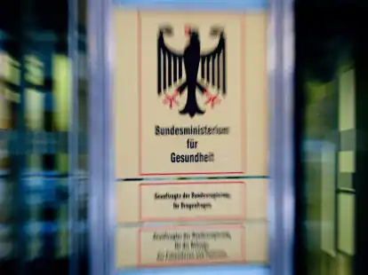 Das Bundesgesundheitsministerium muss sich bei der Auftragsvergabe f&uuml;r die Corona- Impfkampagne Kritik anh&ouml;ren.