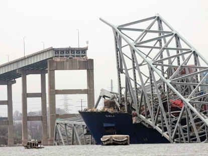 In der Nacht auf Dienstag (Ortszeit) hatte ein Containerschiff einen der Stützpfeiler der Francis Scott Key Bridge gerammt. Die Brücke am Hafen von Baltimore stürzte daraufhin größtenteils ein.