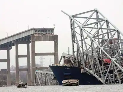 Das Containerschiff steckt unter einem Teil der Francis Scott Key Bridge fest.