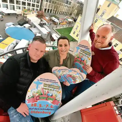 Elfie Hortz (v.l.), Willi Enders und David Eisenhauer freuen sich auf den Start des Osterlands auf dem Oldenburger Schlossplatz.