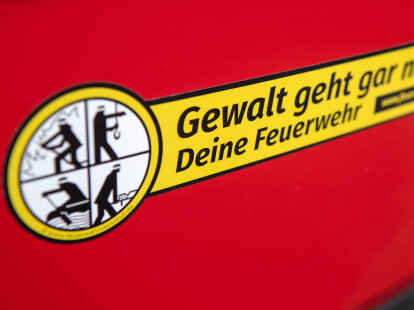 Ein Aufkleber des Feuerwehrverbands mit der Aufschrift „Gewalt geht gar nicht“ ist an einem Feuerwehrauto zu sehen (Symbolbild).