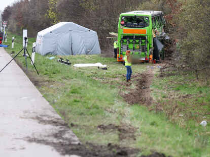 Bei dem Unfall mit einem Reisebus auf der A9 nahe Leipzig sind mindestens fünf Menschen ums Leben gekommen. Dies teilte die Polizei auf Anfrage mit. Zudem gab es bei dem Unfall am Mittwoch zahlreiche Verletzte.