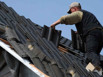Es gibt schwarze Schafe unter den Handwerkern – hier repariert ein (seriöser) Dachdecker ein vom Sturm beschädigtes Dach.