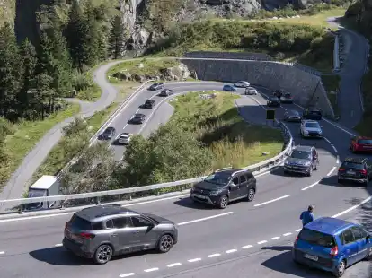 Stra&szlig;enverkehr in der N&auml;he des Gotthard-Stra&szlig;entunnels in der Schweiz. Der neue Polizeivertrag regelt die grenz&uuml;berschreitende Zusammenarbeit auch bei der Verfolgung von Stra&szlig;enverkehrsverst&ouml;&szlig;en.