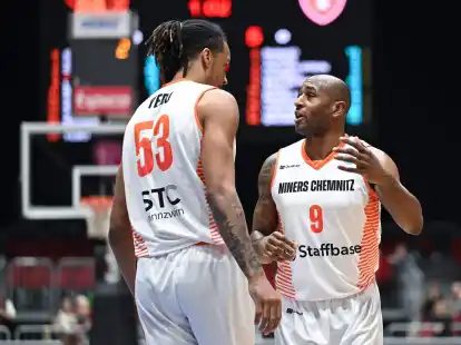 Die punktbesten Chemnitzer beim deutlichen Sieg in Bilbao: DeAndre Lansdowne (r) und Kevin Yebo.