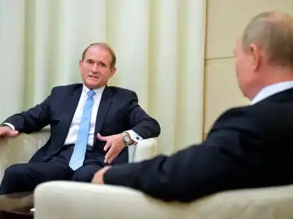 Oligarch Wiktor Medwedtschuk (l) bei einem Treffen mit Wladimir Putin im Oktober 2020.