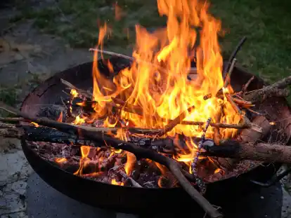 Feuerschalen dürfen im eigenen Garten genutzt werden, sofern der Untergrund feuerfest ist und nur natürliches Holz oder Kohle als Brennstoff verwendet wird.