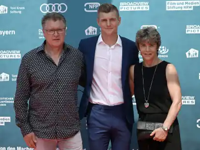 Fu&szlig;baller Toni Kroos steht zwischen seinen Eltern Roland (l) und Birgit. Vater Kroos freut sich &uuml;ber das gelungene Comeback seines Sohn in der DFB-Elf.