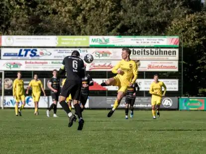Der SV Bevern (gelbe Trikots, hier im Spiel gegen Schüttorf) holte zuletzt zwei Siege in Folge.