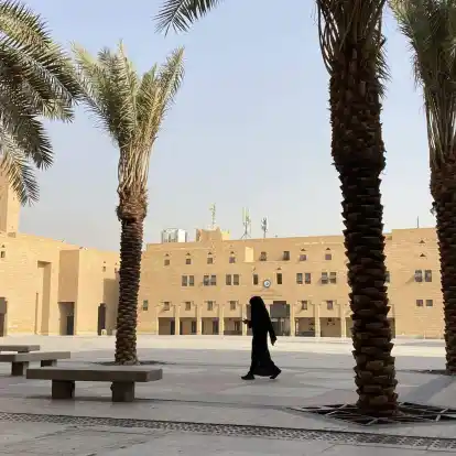 Eine verschleierte Frau in der saudischen Hauptstadt Riad. Saudi-Arabien - im WEF-Bericht über die Gleichstellung der Geschlechter auf einem der unteren Plätze - übernimmt den Vorsitz in der UN-Kommission zur Frauenförderung.