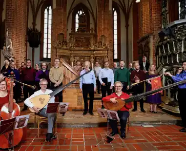 Roland Wilson (Bildmitte) und seine Ensembles Musica Fiata und La Capella Ducale sind auf die Musik des 16. und 17. Jahrhunderts spezialisiert. In Ganderkesee widmen sie sich Schütz, Weckmann, Buxtehude und Bach.