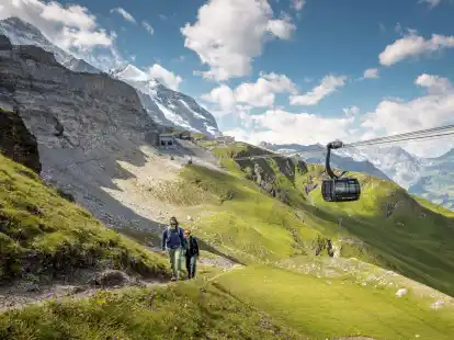 Der neue Themenwanderweg «Eiger Walk of Fame» führt von der Eigergletscher-Station durch die ikonische Berglandschaft.