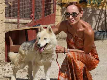 Andrea Sawatzki, deutsche Schauspielerin, unterstützt den Verein Costa del Almeria. Oft besucht sie das Tierheim „SOS Adopta“ in Spanien.