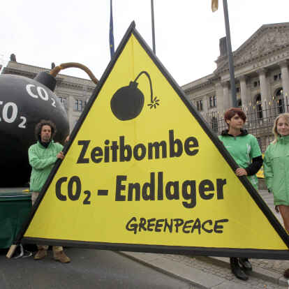 <p>        Umweltaktivisten von Greenpeace demonstrieren in Berlin gegen CO2-Endlager in Deutschland. Niedersachsens Wirtschaftsminister Olaf Lies (SPD) spricht sich dafür aus, dass bestimmte Wirtschaftszweige CO        2          abscheiden dürfen.    </p>