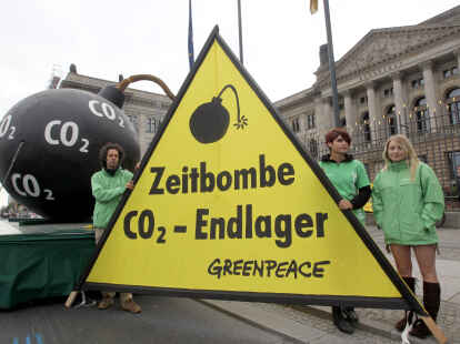 <p>        Umweltaktivisten von Greenpeace demonstrieren in Berlin gegen CO2-Endlager in Deutschland. Niedersachsens Wirtschaftsminister Olaf Lies (SPD) spricht sich dafür aus, dass bestimmte Wirtschaftszweige CO        2          abscheiden dürfen.    </p>