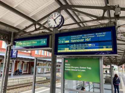 Plan und Realität der Abfahrten auf dem Bahnhof Leer zeigen die Hinweistafeln an. Weiße Felder enthalten Korrekturen. Reisende sprechen von „Bahn-Lotterie“.