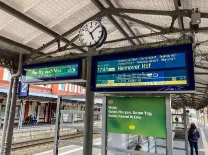 Plan und Realit&auml;t der Abfahrten auf dem Bahnhof Leer zeigen die Hinweistafeln an. Wei&szlig;e Felder enthalten Korrekturen. Reisende sprechen von &bdquo;Bahn-Lotterie&ldquo;.