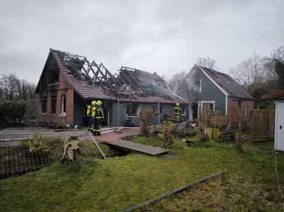 Bei einem Brand in Upgant-Schott (Kreis Aurich) wurden zwei Jugendliche verletzt.