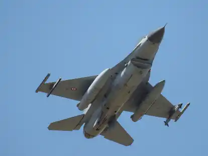 Ein F16-Kampfjet startet zu Beginn des internationalen Luftwaffen-Manöver 