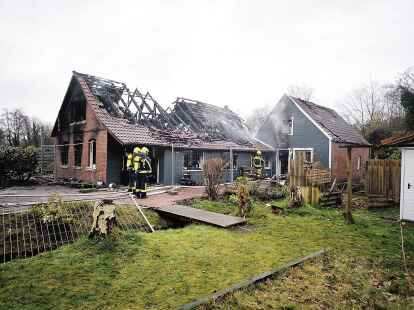 Bei einem Brand in Upgant-Schott (Kreis Aurich) wurden zwei Jugendliche verletzt.
